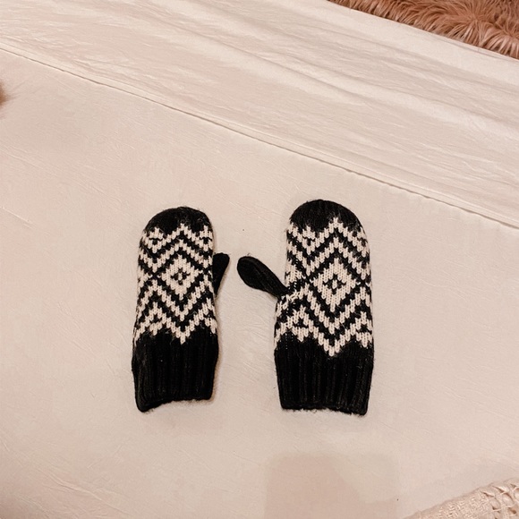 NWT Scarf & Mitten Set - Picture 4 of 4